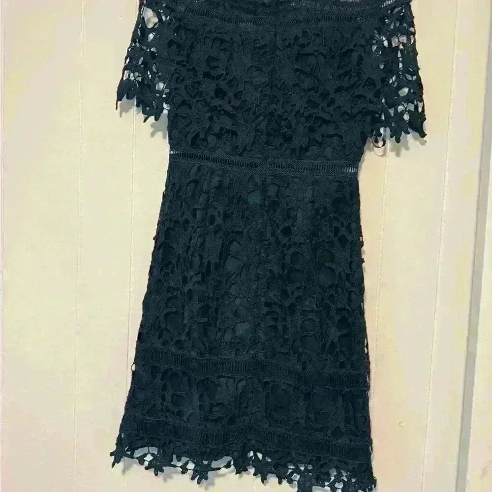 Chi Chi London lace high neck mini dress in green - Picture 5 of 6